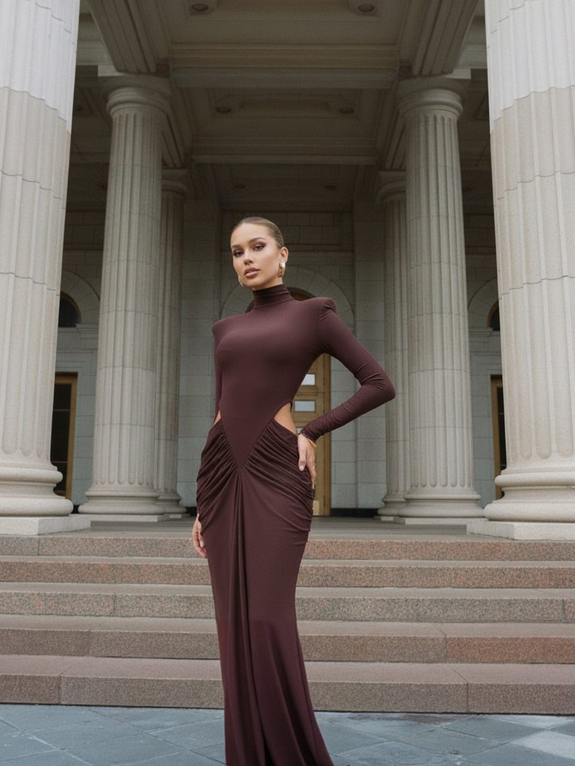 Cloud Wear ARIA - Elegancka Sukienka Maxi z Efektownym Wycięciem i Modelującym Marszczeniem