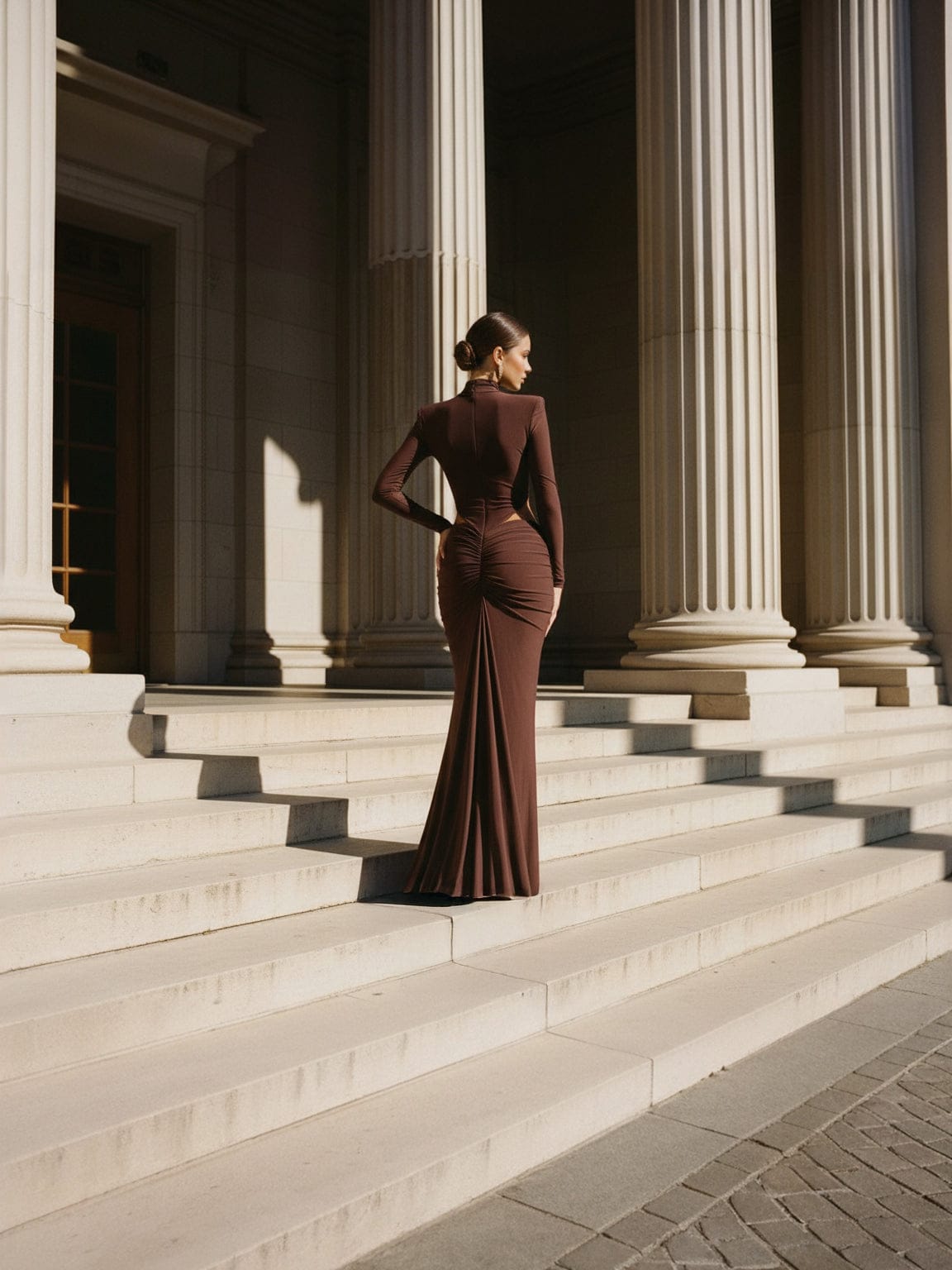 Cloud Wear ARIA - Elegancka Sukienka Maxi z Efektownym Wycięciem i Modelującym Marszczeniem