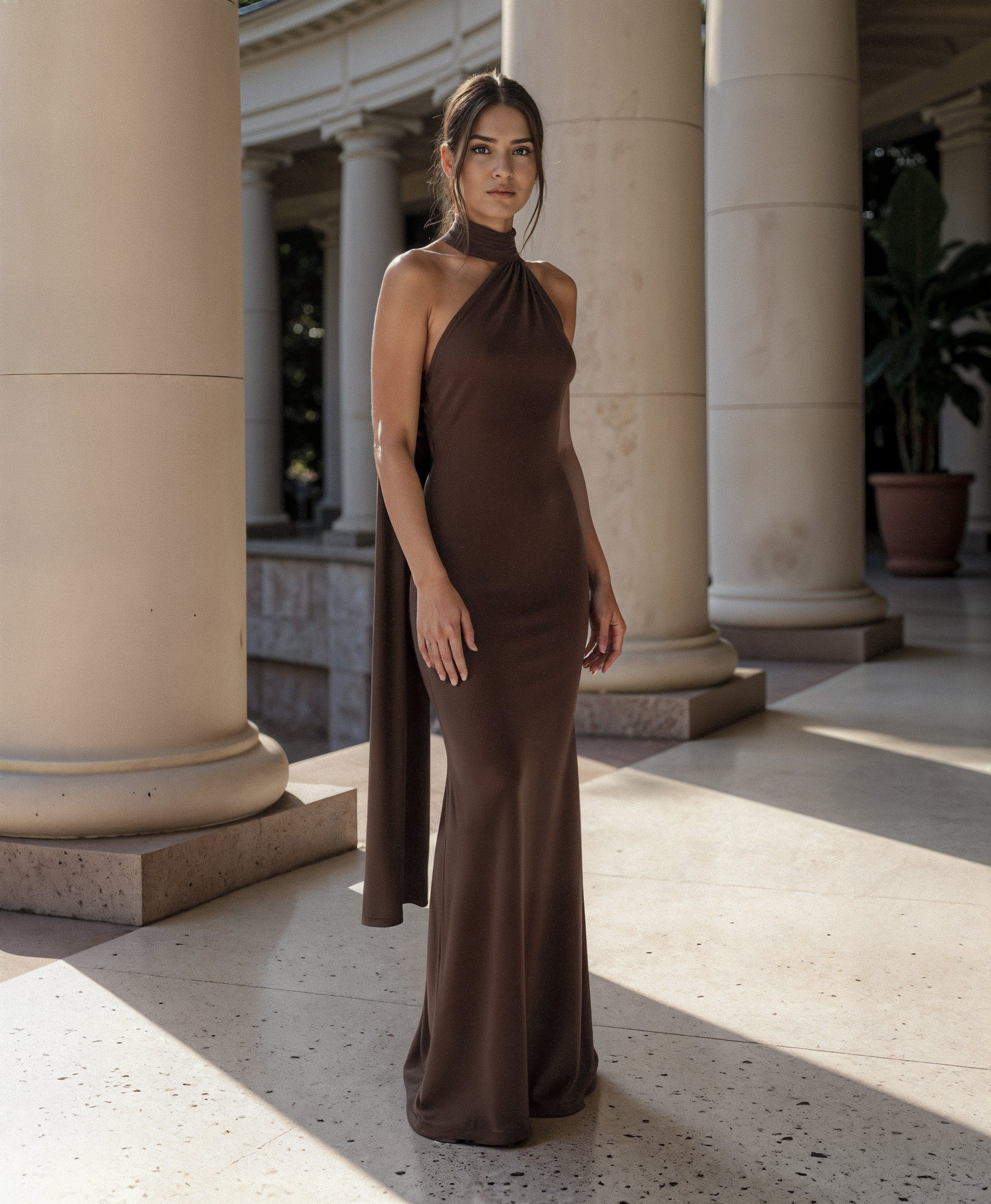 Cloud Wear Czekoladowy / XS LAURA - Długa Sukienka z Odkrytymi Plecami i Eleganckim Szalem