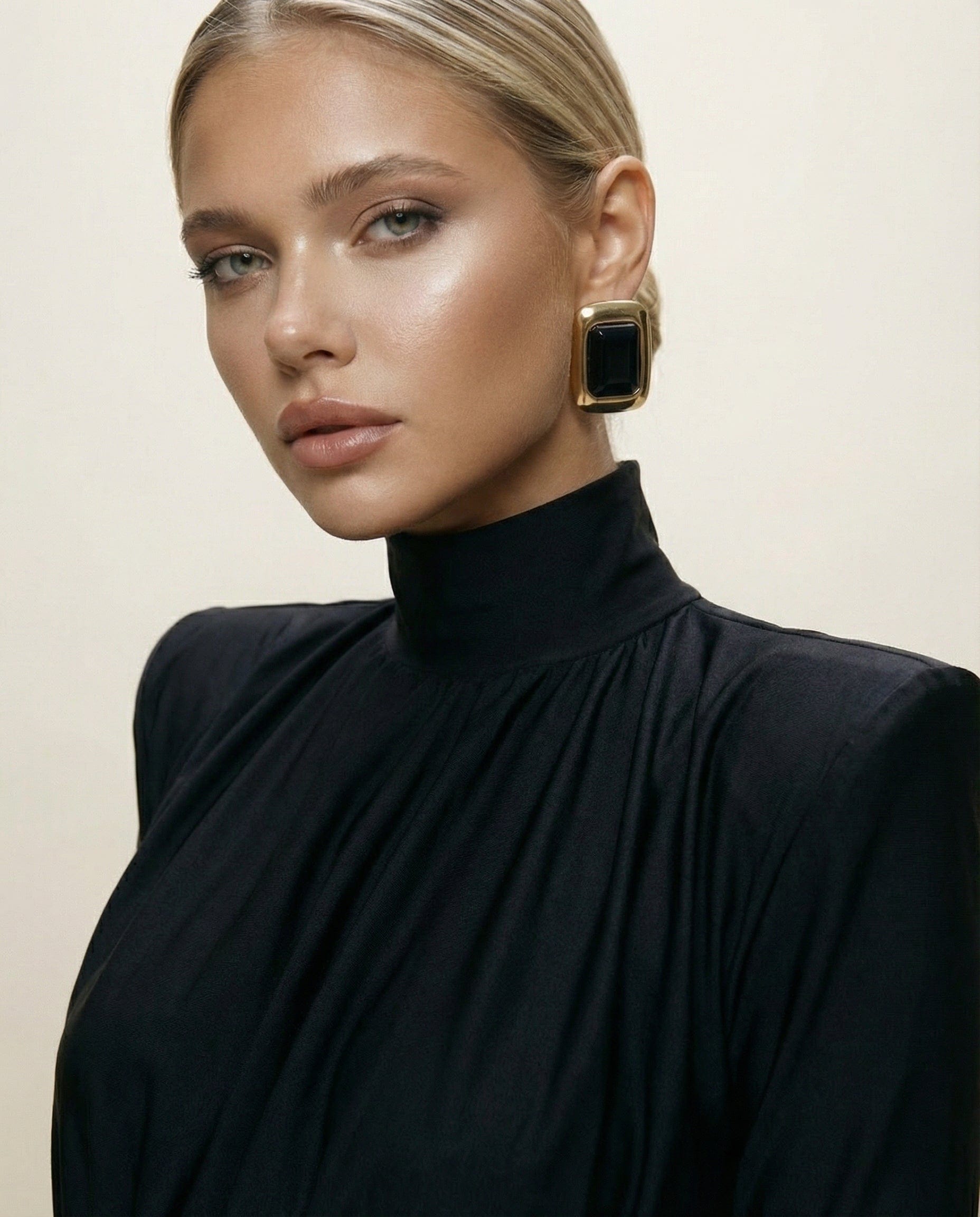 Cloud Wear KARA Sukienka Mini z Drapowaną Górą i Poduszkami w Ramionach