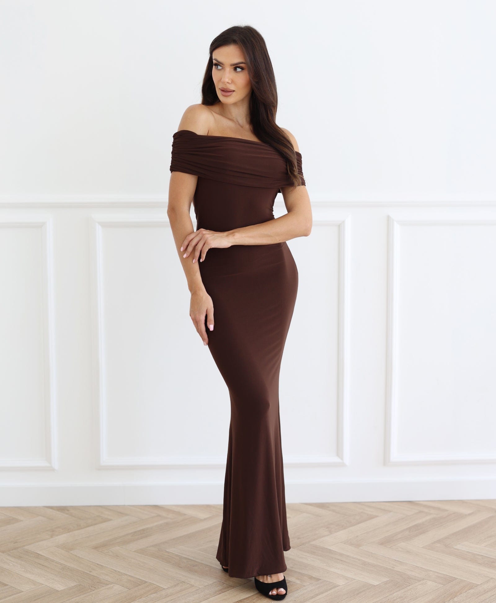 Cloud Wear LIVIA - Długa Elegancka Sukienka Hiszpanka z Odkrytymi Plecami Czekolada