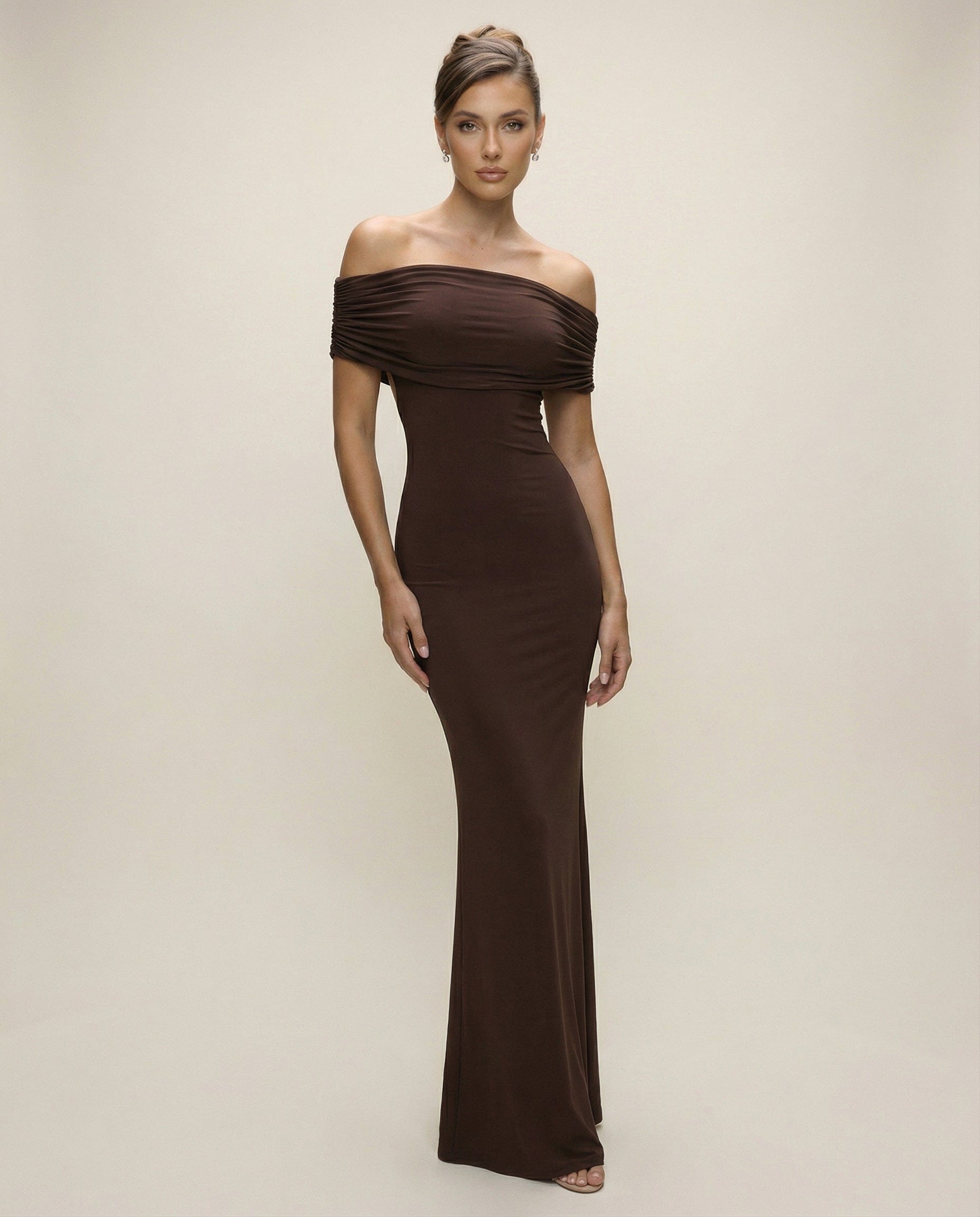 Cloud Wear LIVIA - Długa Elegancka Sukienka Hiszpanka z Odkrytymi Plecami Czekolada