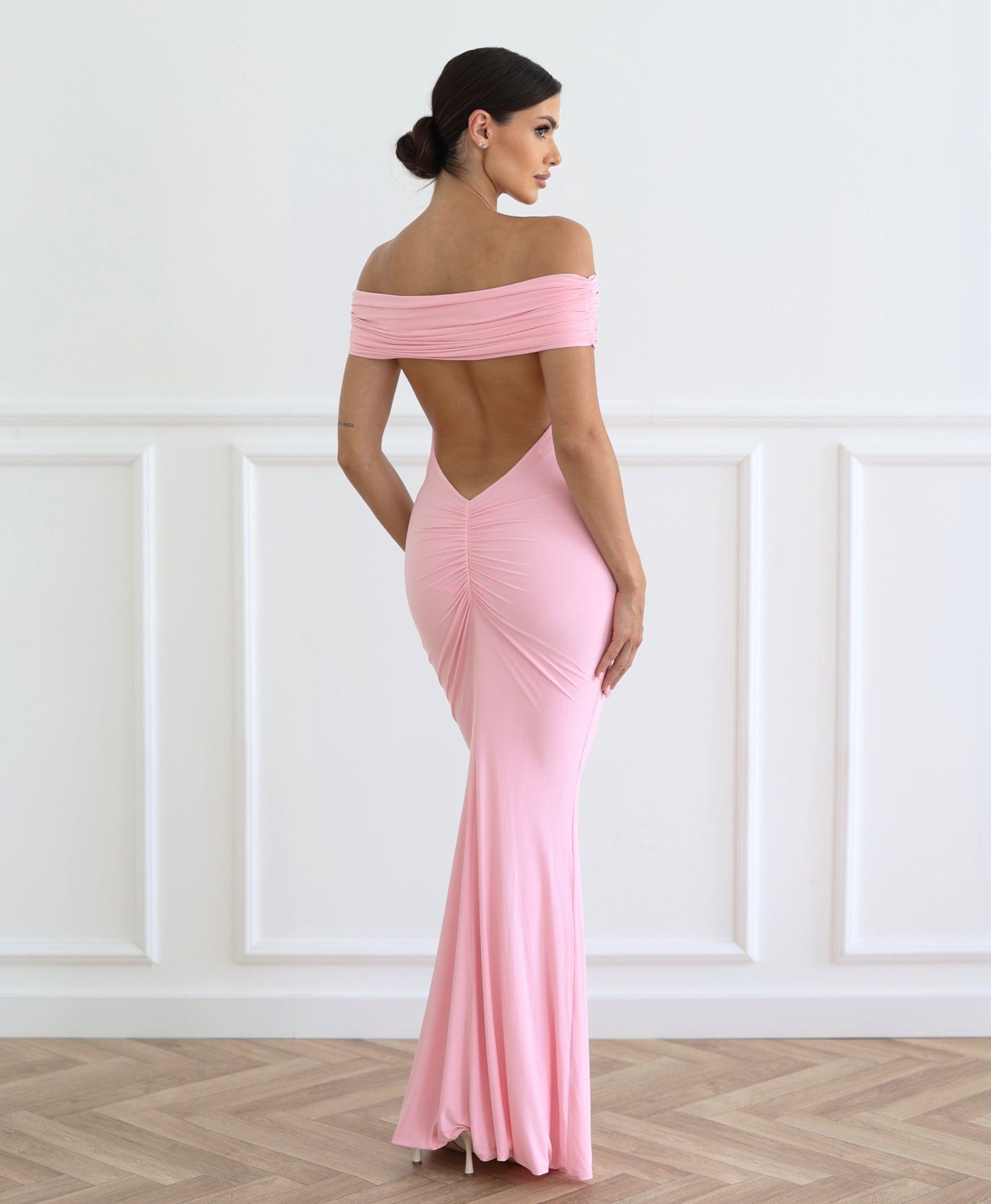 Cloud Wear LIVIA - Długa Elegancka Sukienka Hiszpanka z Odkrytymi Plecami Różowy