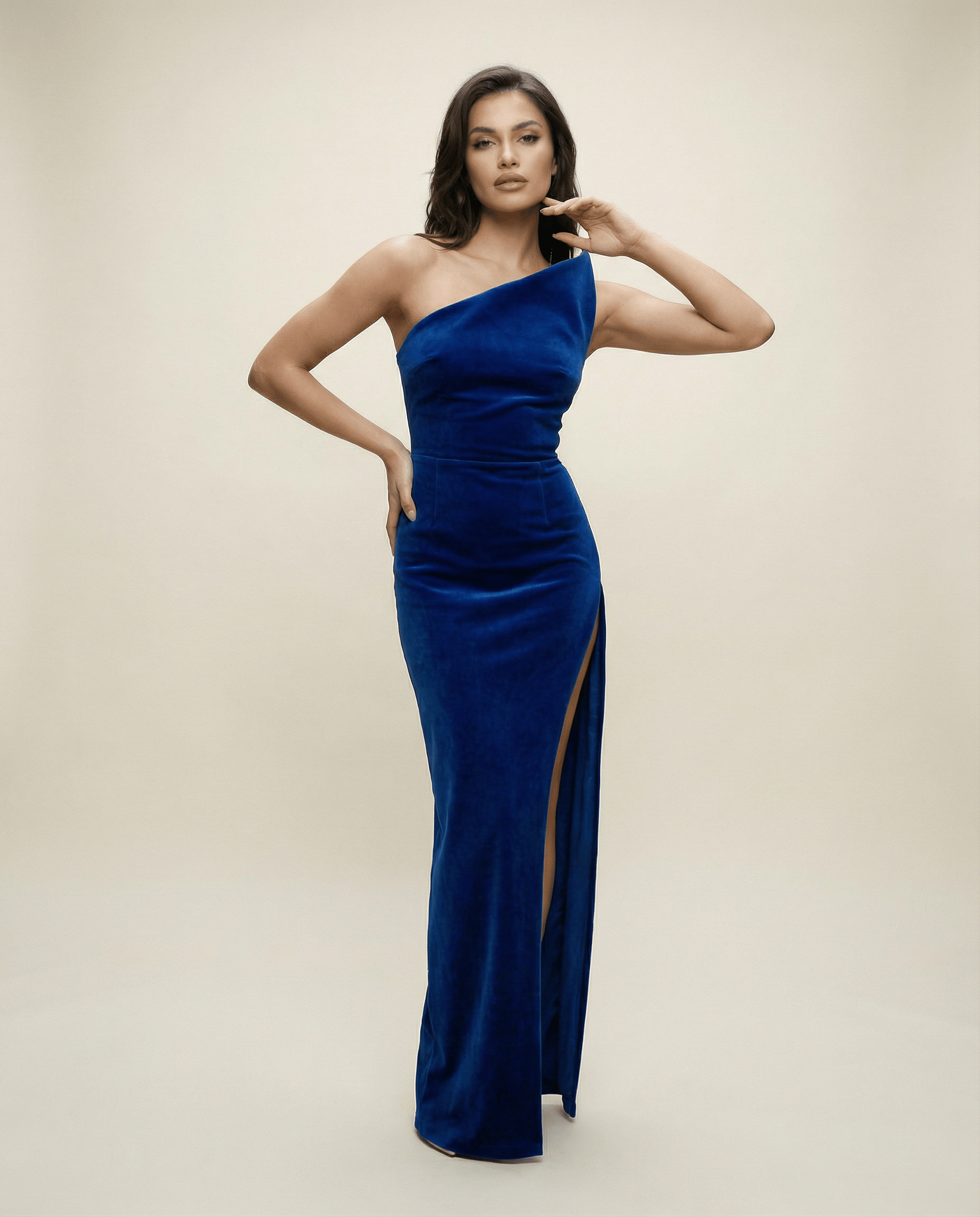 Cloud Wear LORIS Kobaltowa Welurowa Sukienka Maxi z Konstrukcyjnym Dekoltem