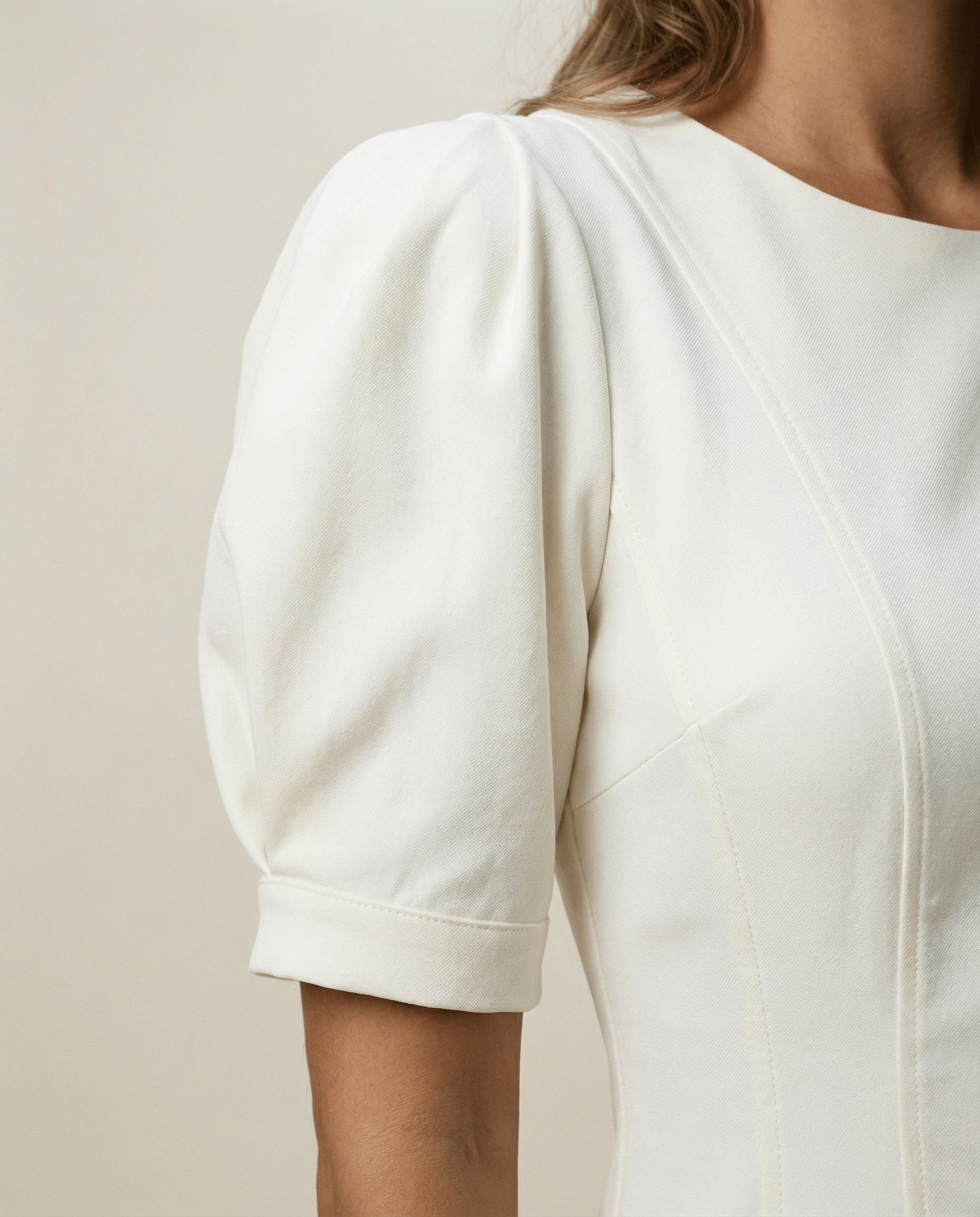 Cloud Wear MILA Mini Sukienka Ecru z Bufkami i Modelującymi Przeszyciami