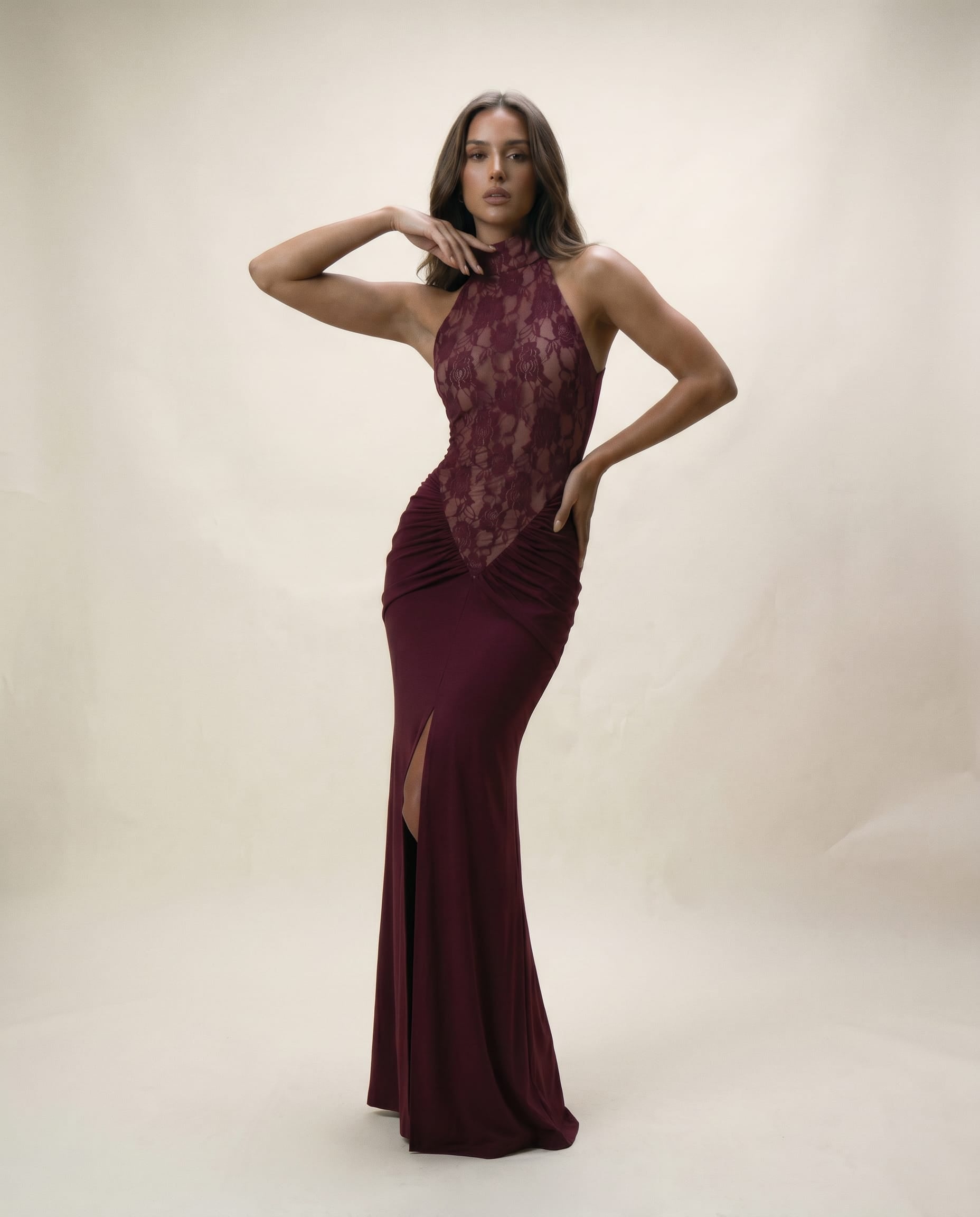 Cloud Wear SERENA - Bordowa Sukienka Maxi z Marszczeniem i Zabudowaną Górą z Koronki