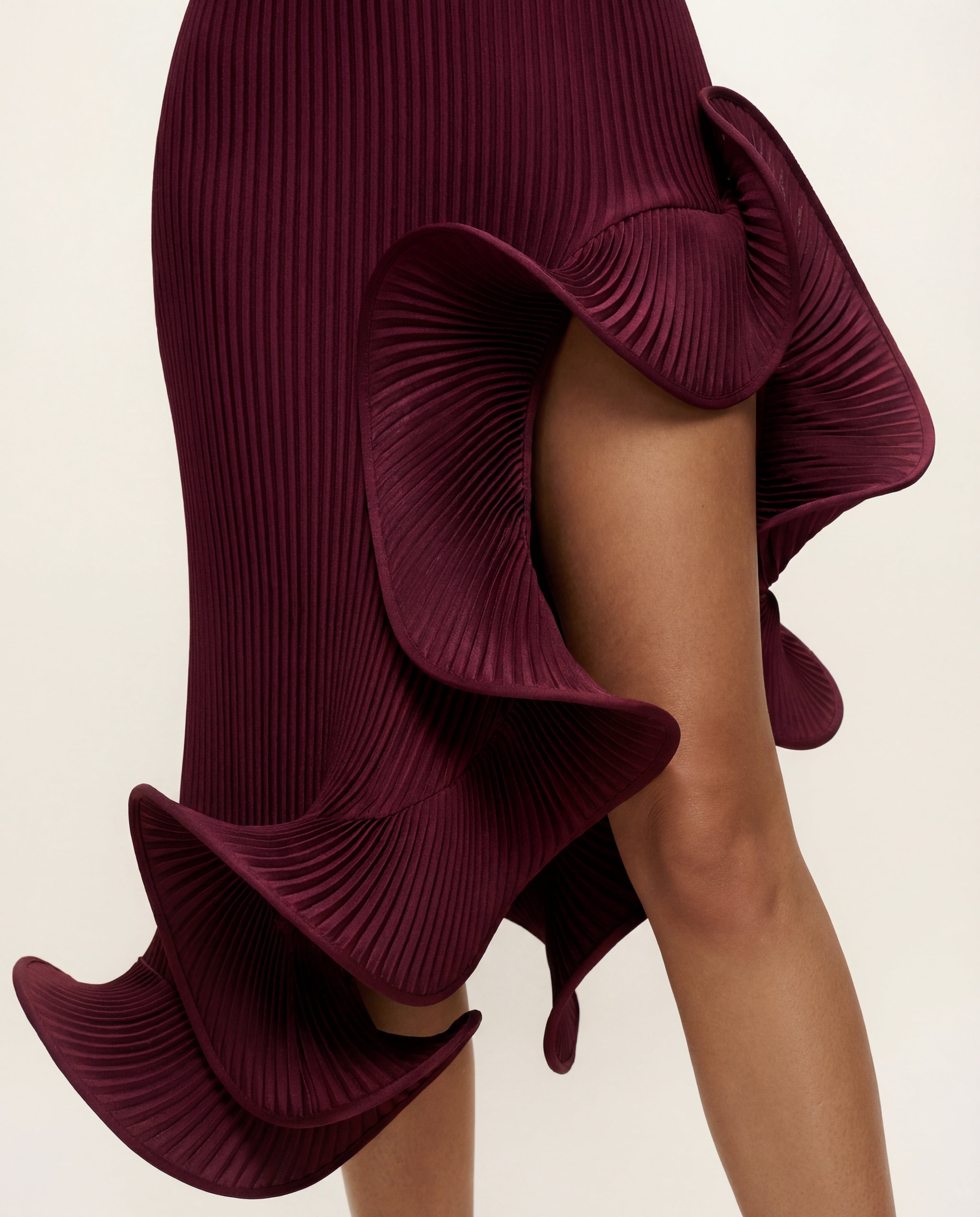 Cloud Wear DIANA - Bordowa Sukienka Midi z Plisowanego Materiału i Falbaną