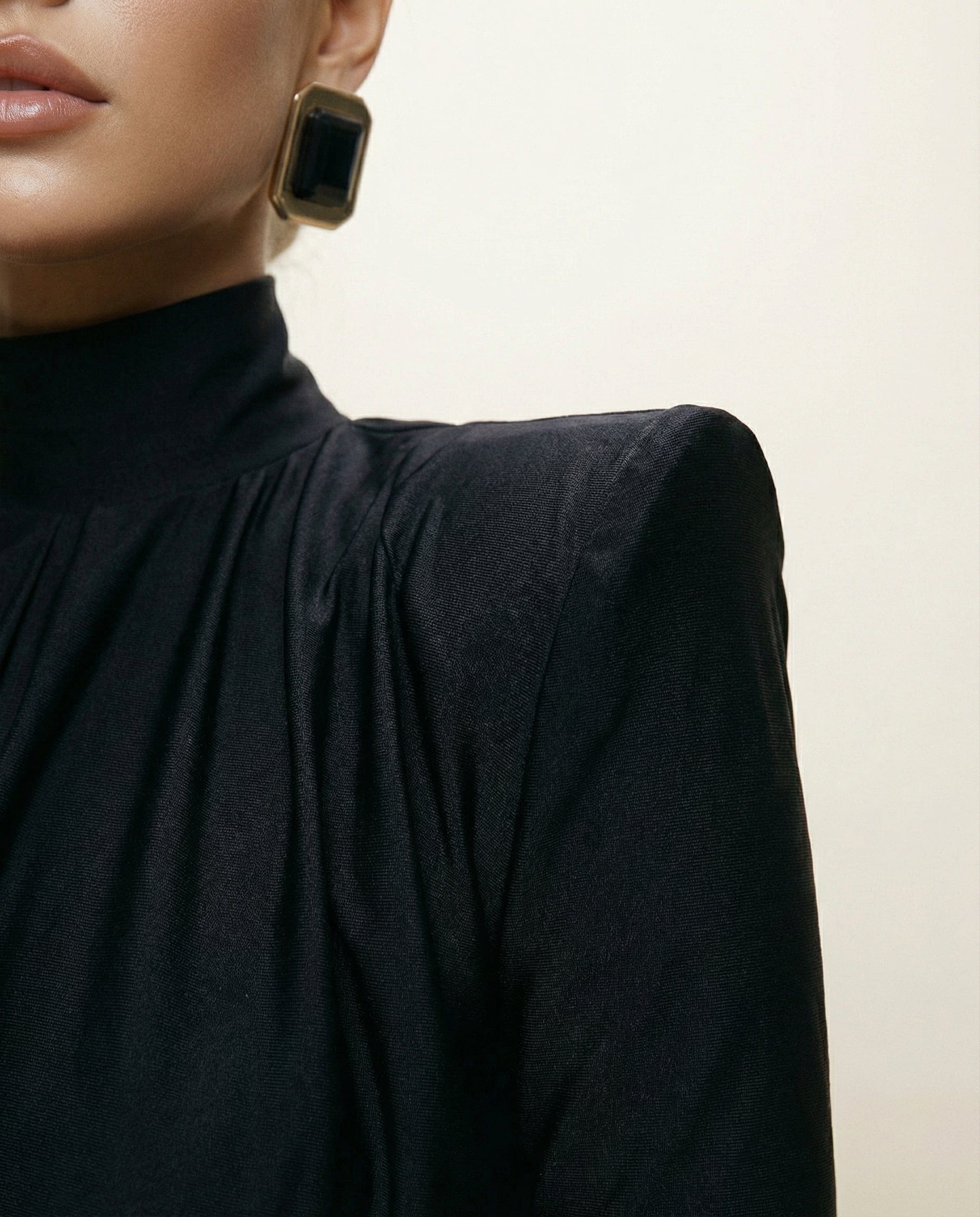 Cloud Wear KARA Sukienka Mini z Drapowaną Górą i Poduszkami w Ramionach