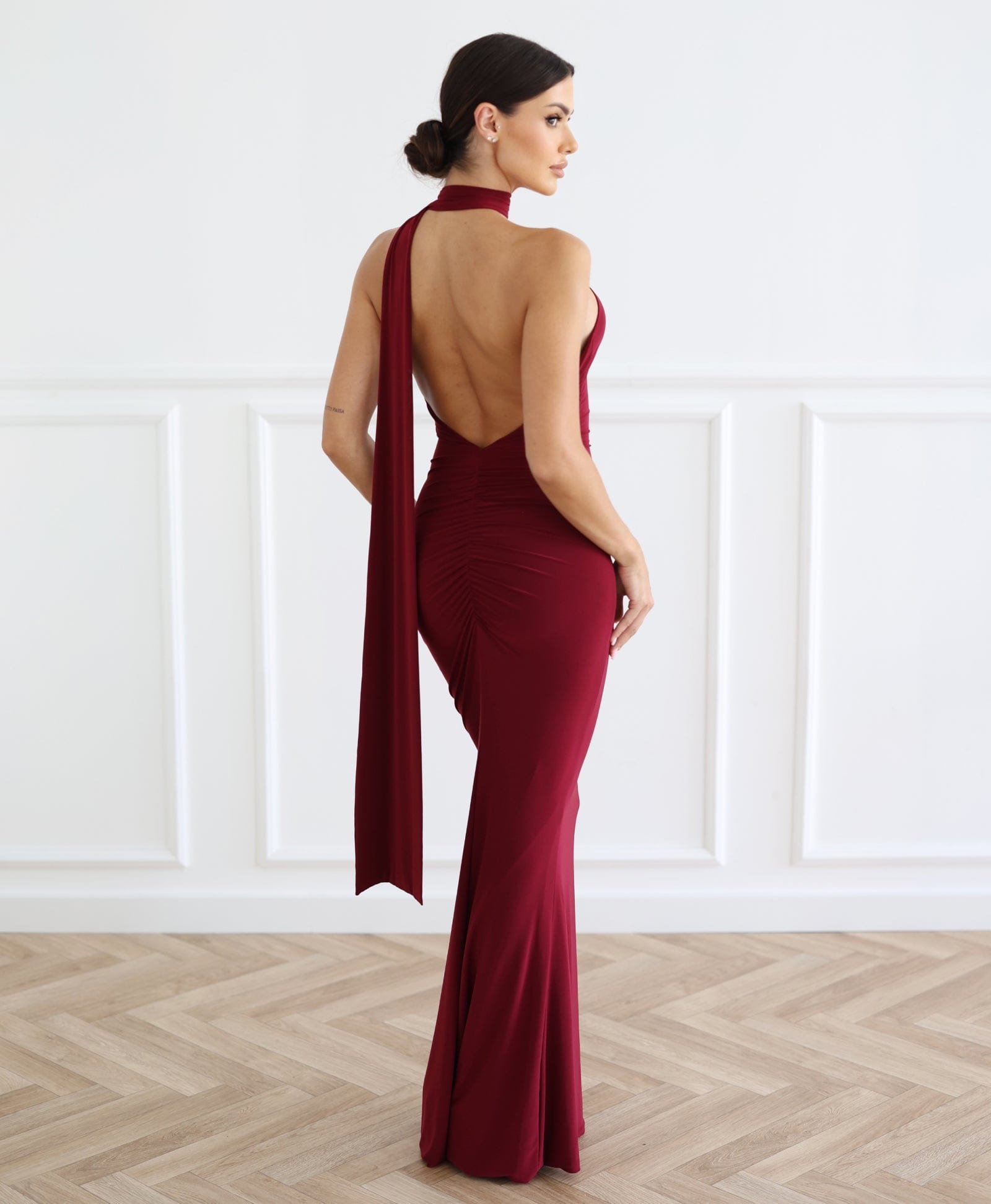 Cloud Wear LAURA - Długa Sukienka z Odkrytymi Plecami i Eleganckim Szalem Bordowy