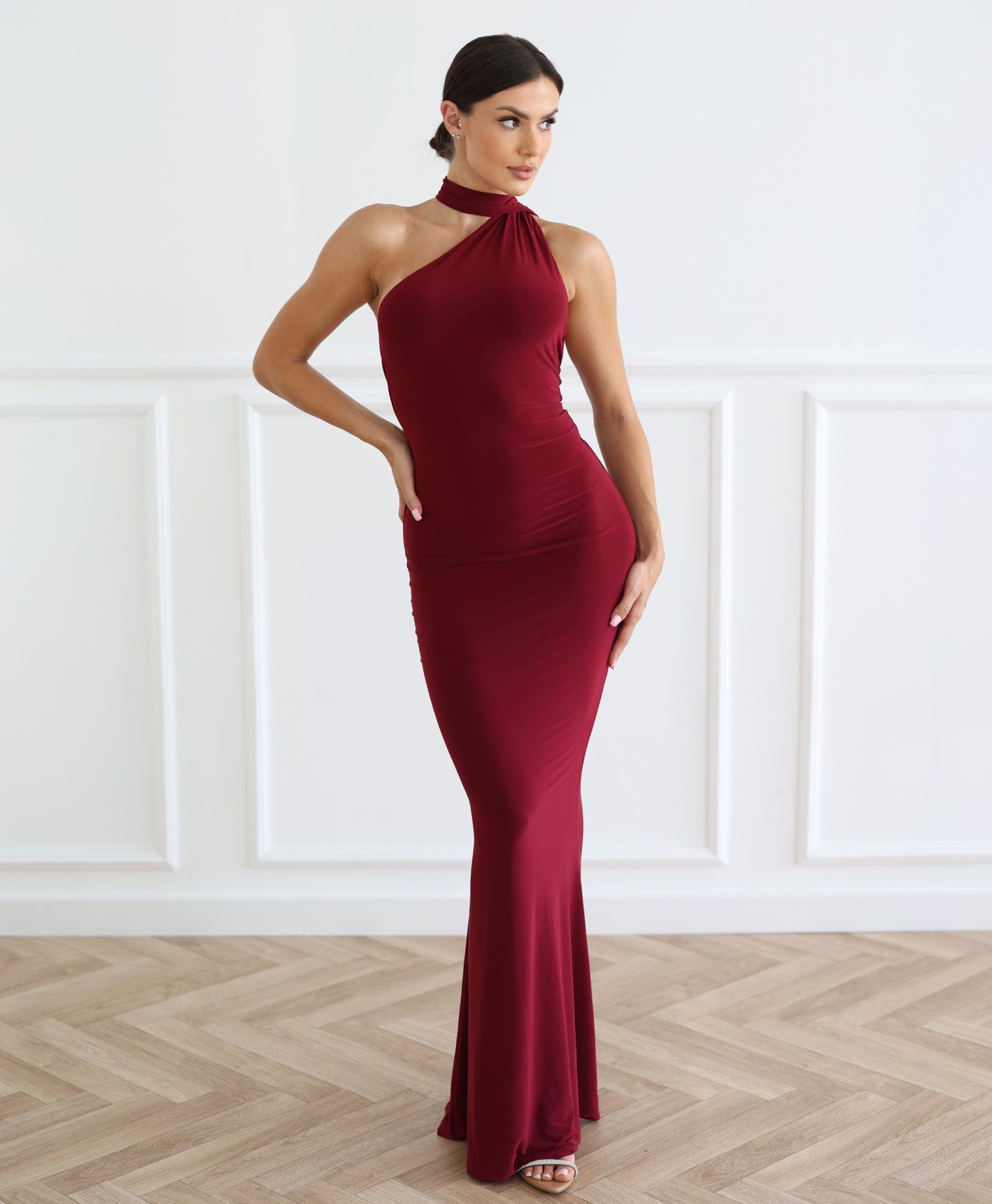 Cloud Wear LAURA - Długa Sukienka z Odkrytymi Plecami i Eleganckim Szalem Bordowy
