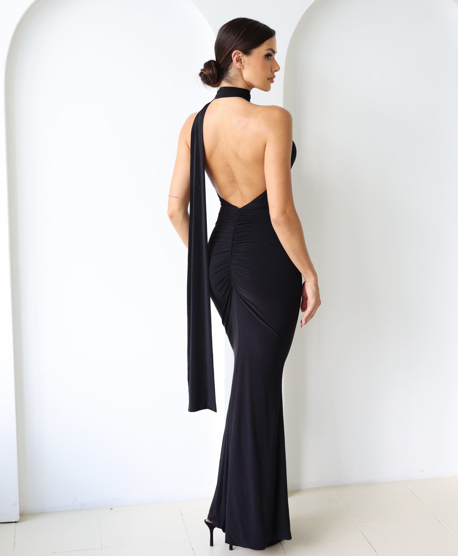 Cloud Wear LAURA - Długa Sukienka z Odkrytymi Plecami i Eleganckim Szalem Czarny
