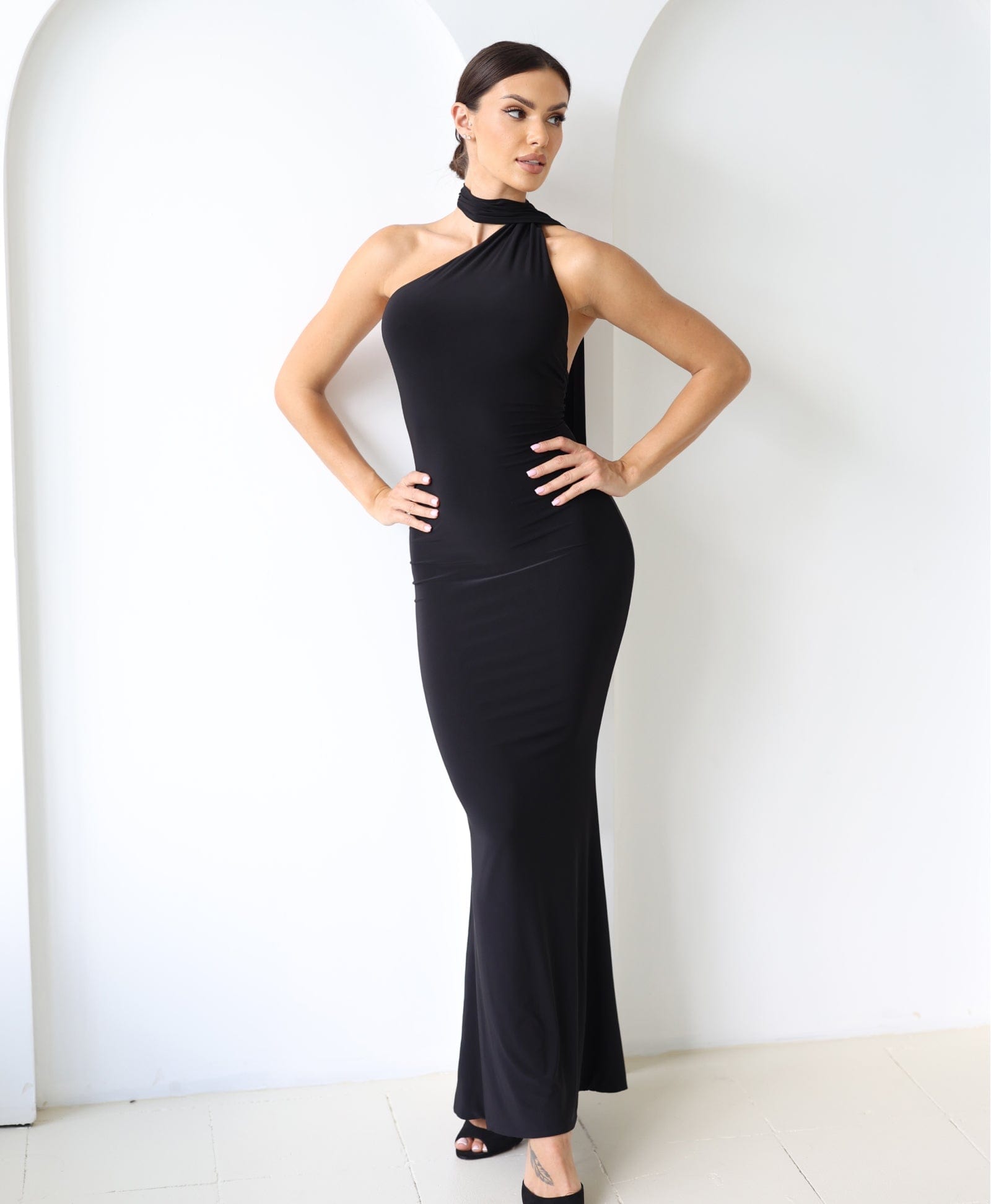 Cloud Wear LAURA - Długa Sukienka z Odkrytymi Plecami i Eleganckim Szalem Czarny