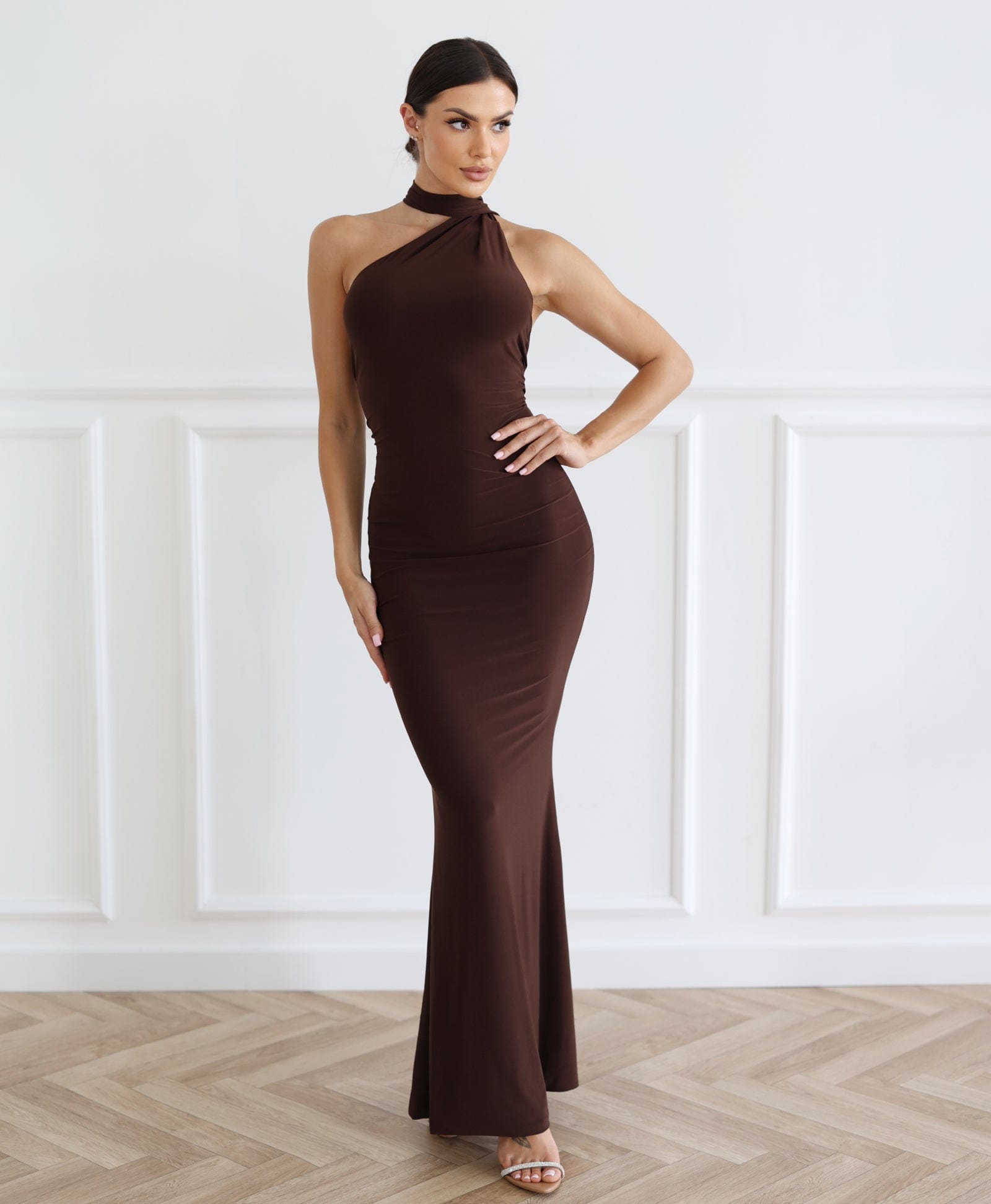 Cloud Wear LAURA - Długa Sukienka z Odkrytymi Plecami i Eleganckim Szalem Czekoladowy