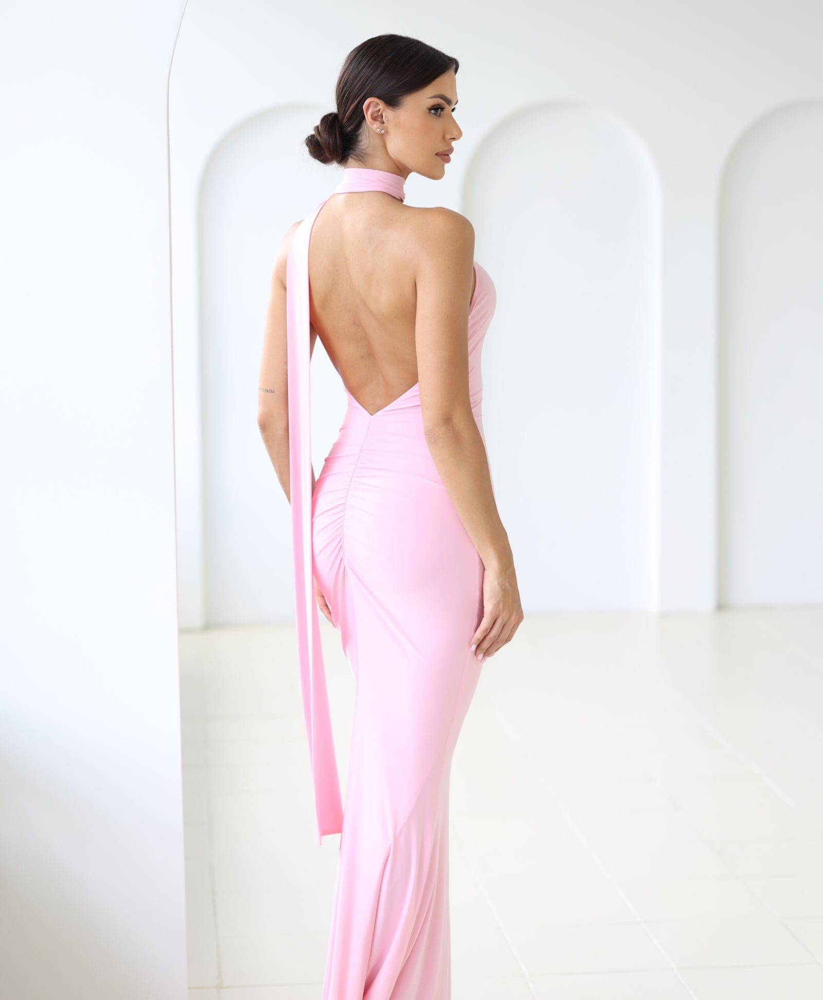 Cloud Wear LAURA - Długa Sukienka z Odkrytymi Plecami i Eleganckim Szalem Różowy
