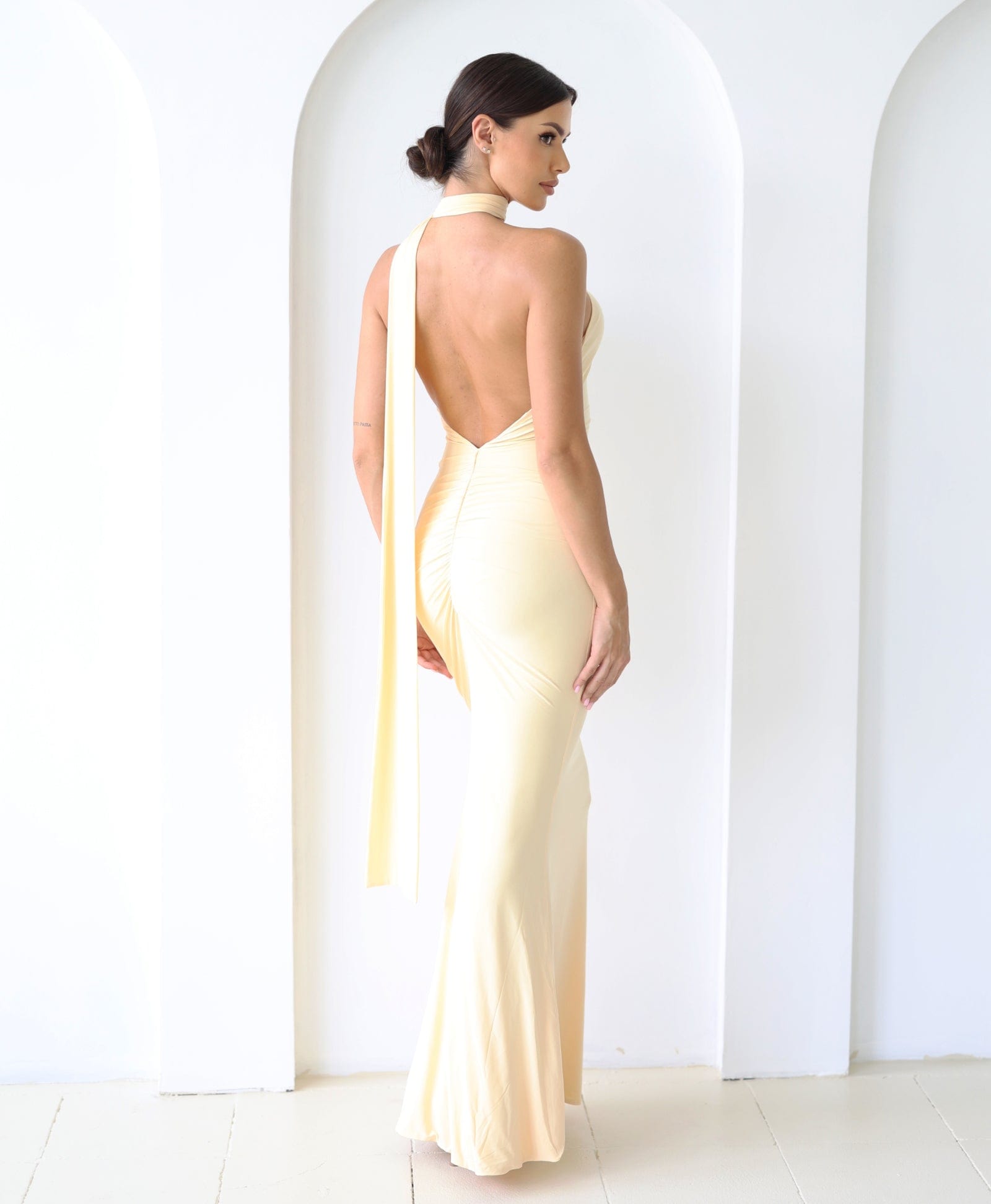 Cloud Wear LAURA - Długa Sukienka z Odkrytymi Plecami i Eleganckim Szalem Żółty