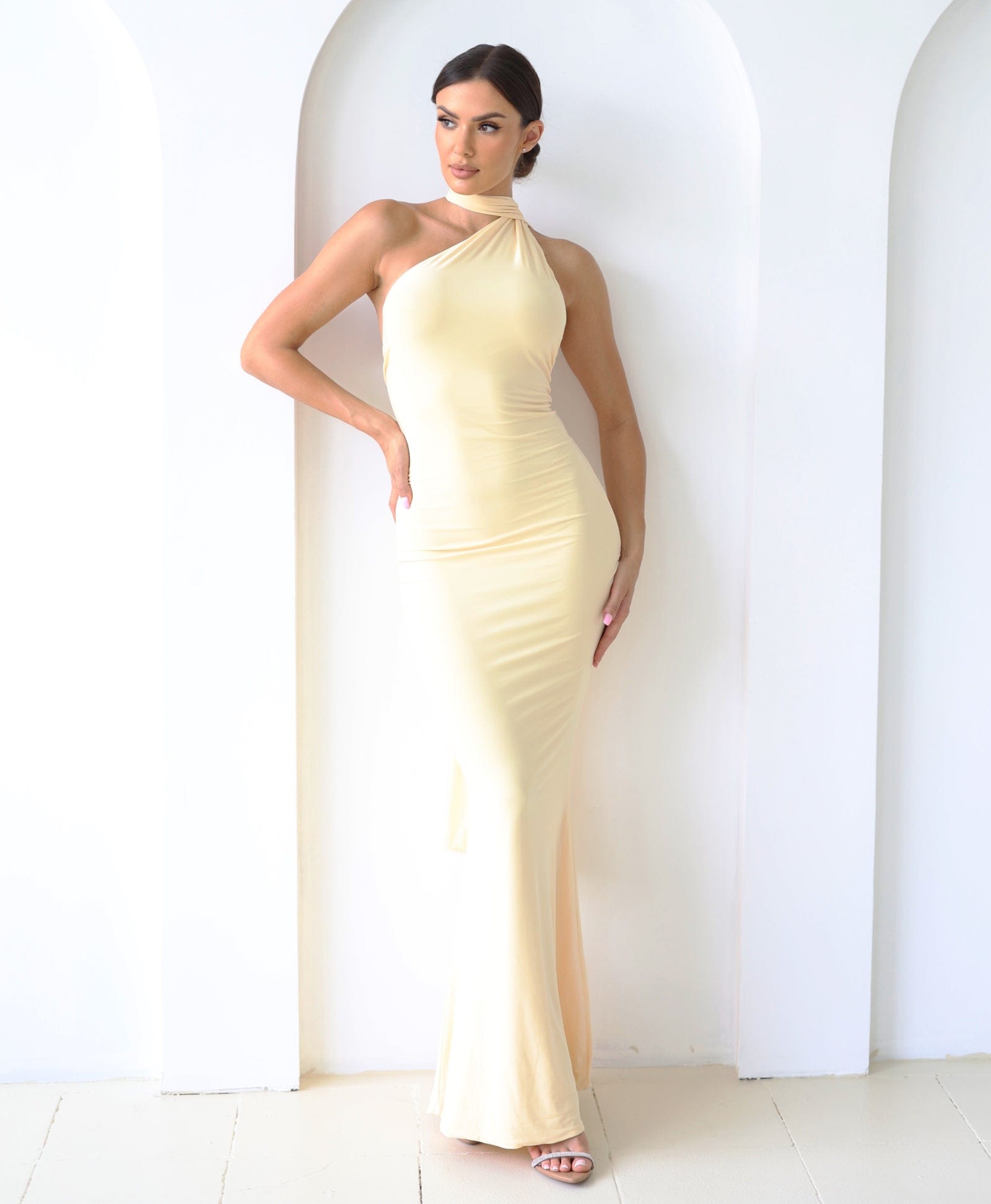 Cloud Wear LAURA - Długa Sukienka z Odkrytymi Plecami i Eleganckim Szalem Żółty