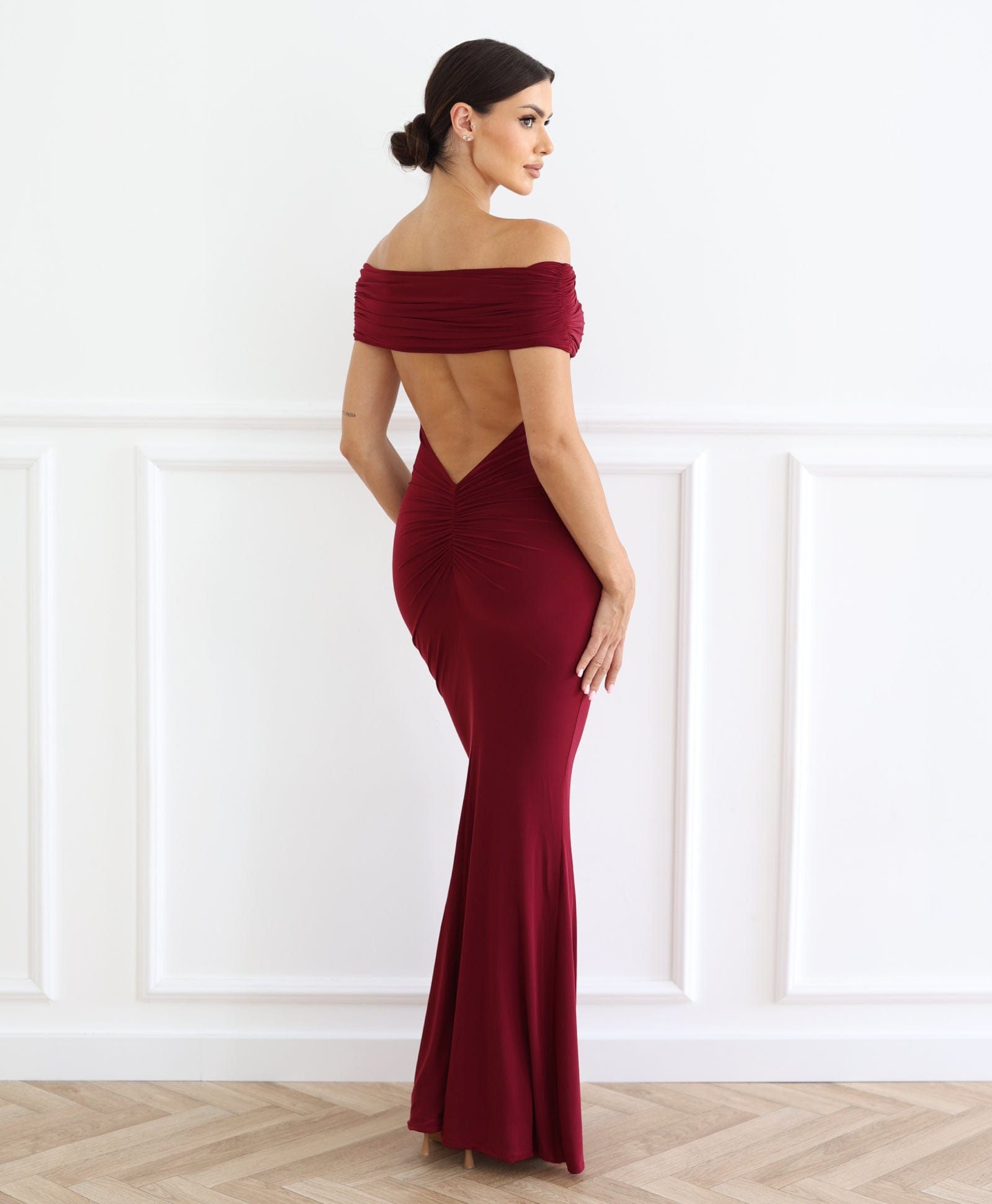 Cloud Wear LIVIA - Długa Elegancka Sukienka Hiszpanka z Odkrytymi Plecami Bordowy