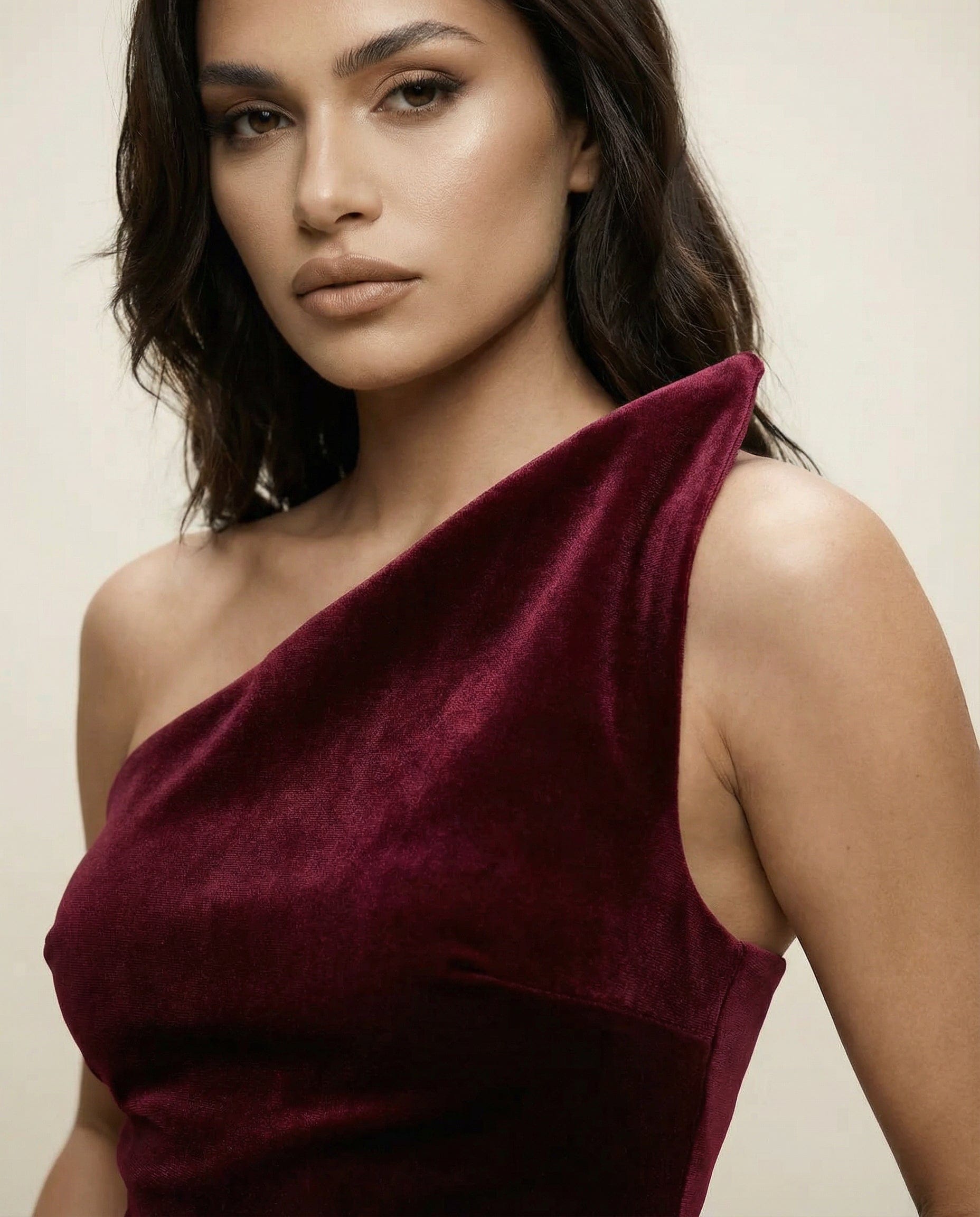 Cloud Wear LORIS Bordowa Welurowa Sukienka Maxi z Konstrukcyjnym Dekoltem