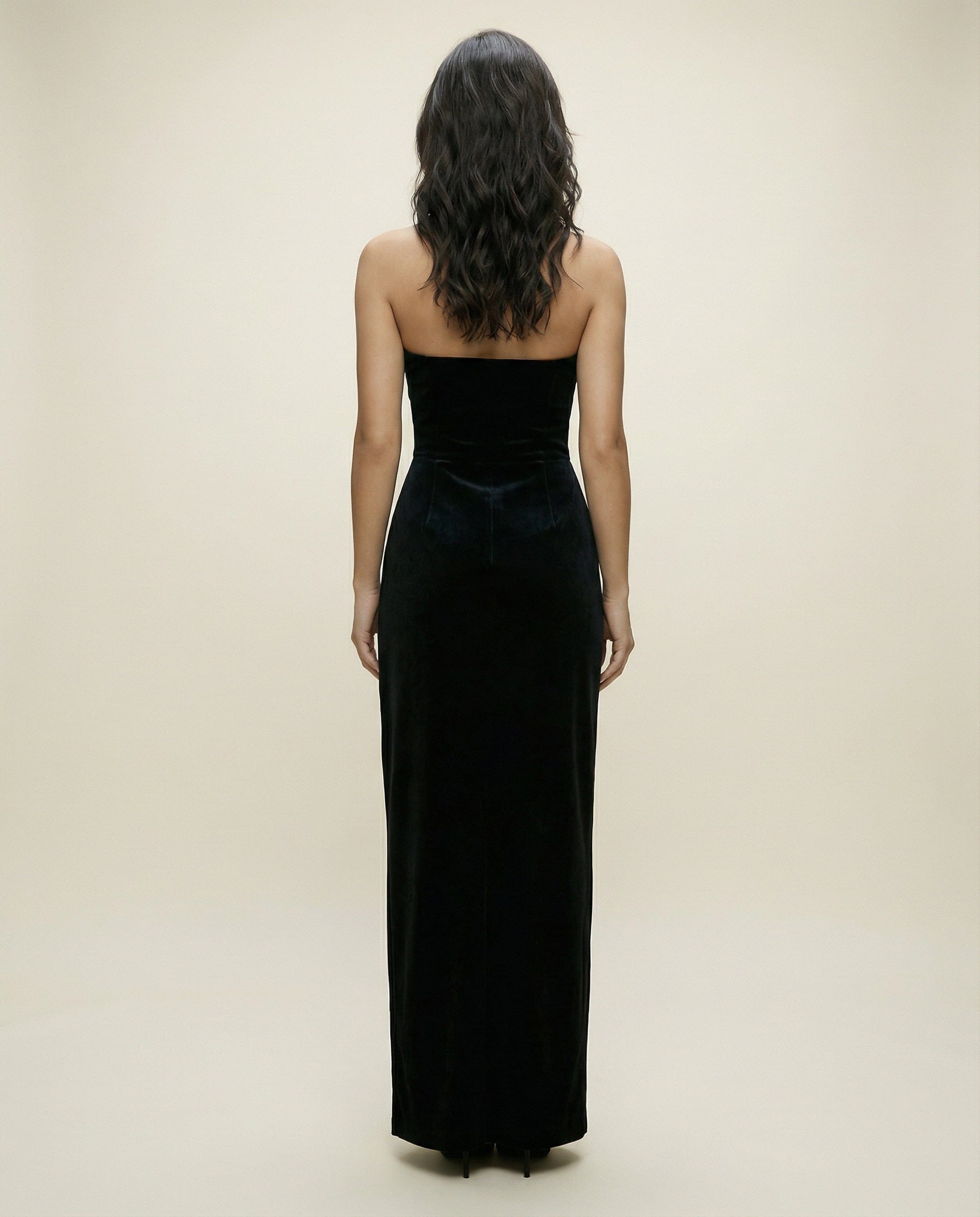 Cloud Wear LORIS Czarna Welurowa Sukienka Maxi z Konstrukcyjnym Dekoltem