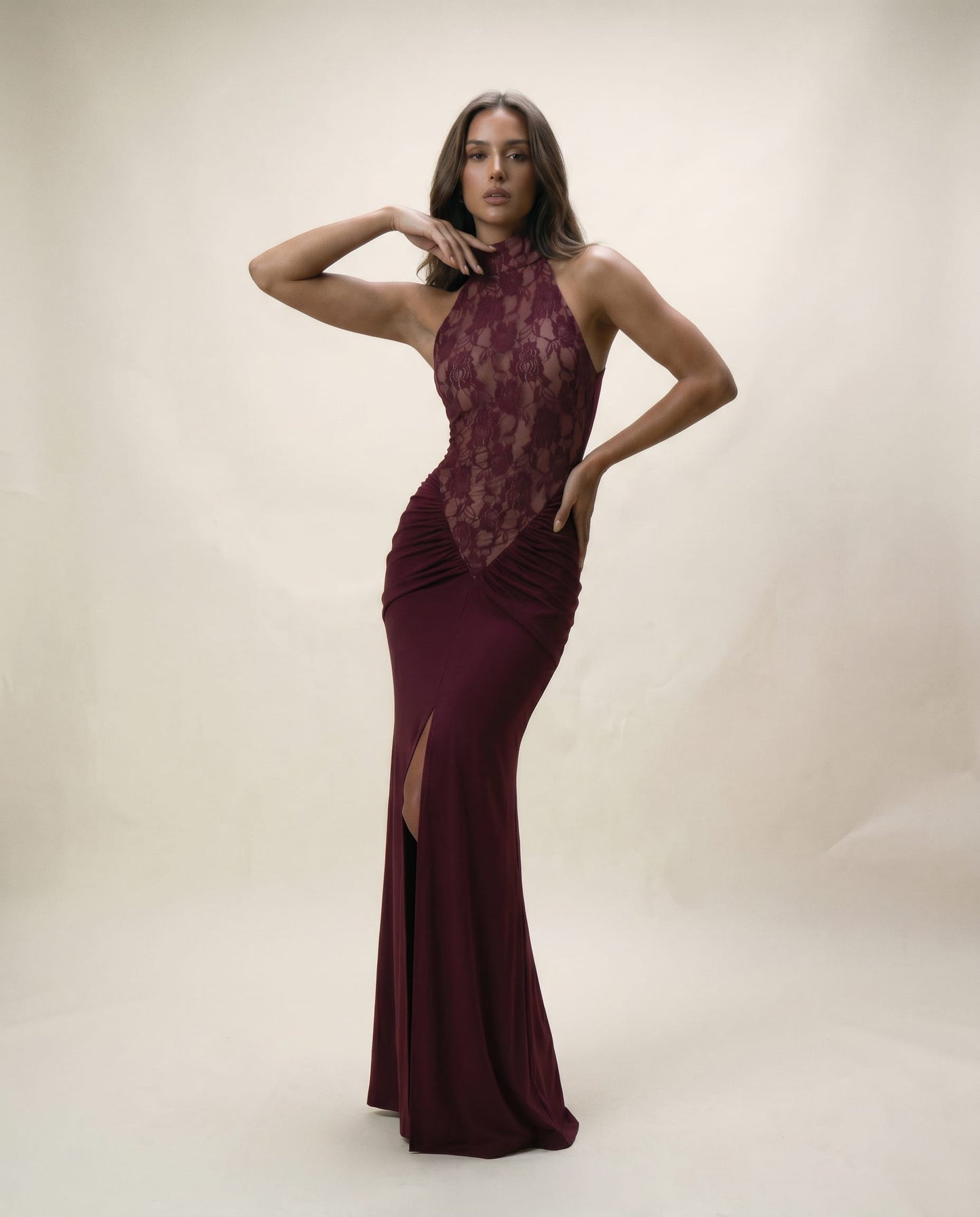 Cloud Wear SERENA - Bordowa Sukienka Maxi z Marszczeniem i Zabudowaną Górą z Koronki