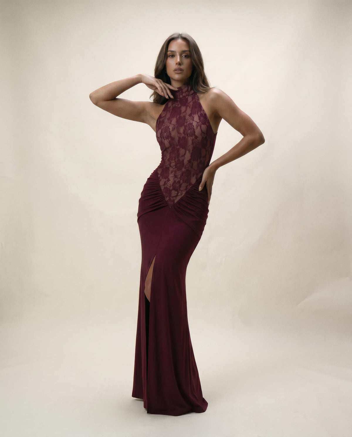 Cloud Wear SERENA - Bordowa Sukienka Maxi z Marszczeniem i Zabudowaną Górą z Koronki